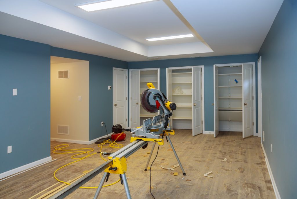 How Bandido’s Design-Build Process Eliminates Remodeling Stress 1 Saw set up in a room being renovated